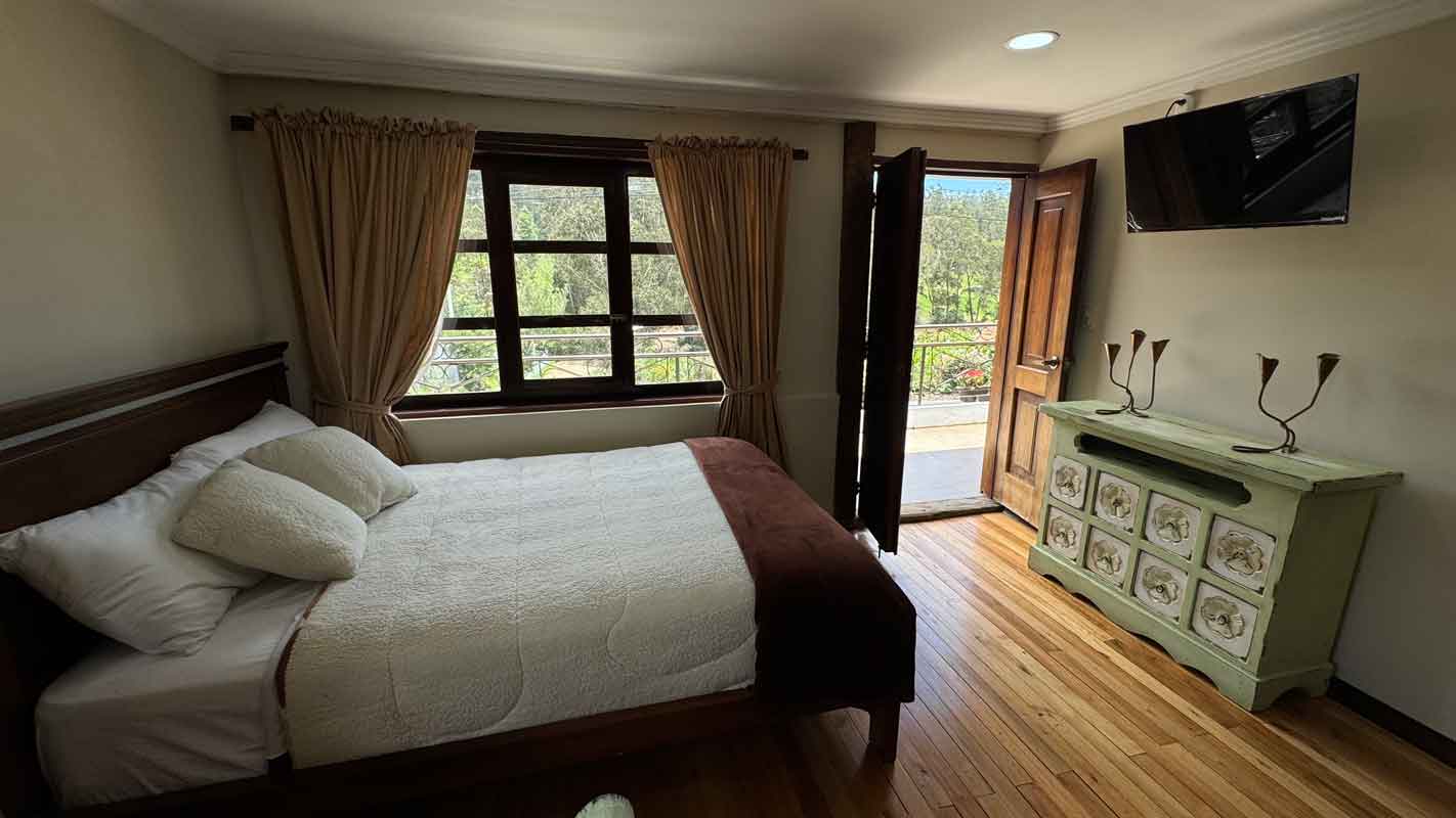 Habitación con balcón y TV