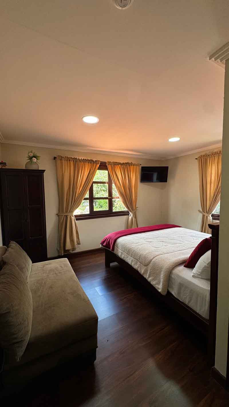 Habitación con sofá y ventanales