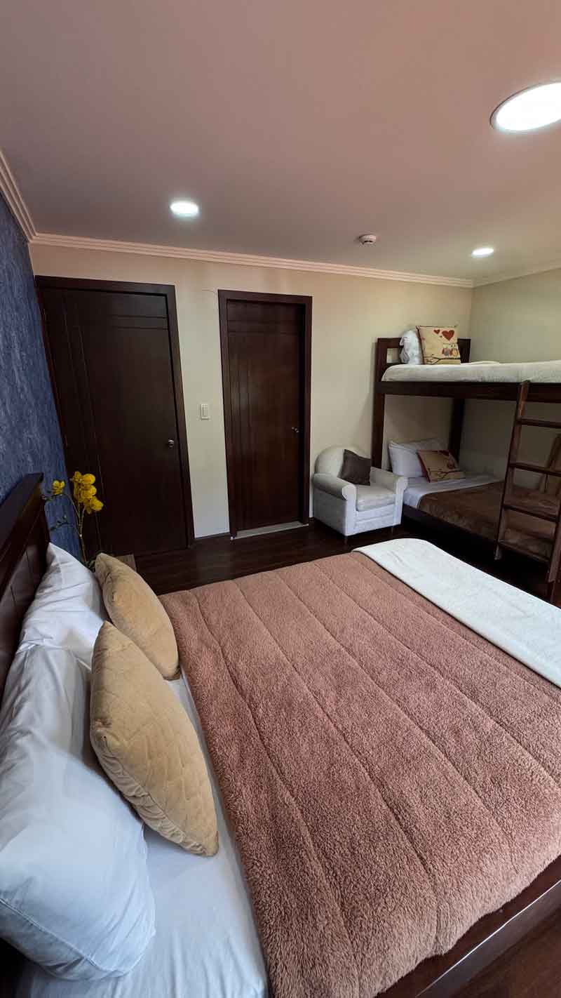 Habitación familiar con cama y litera