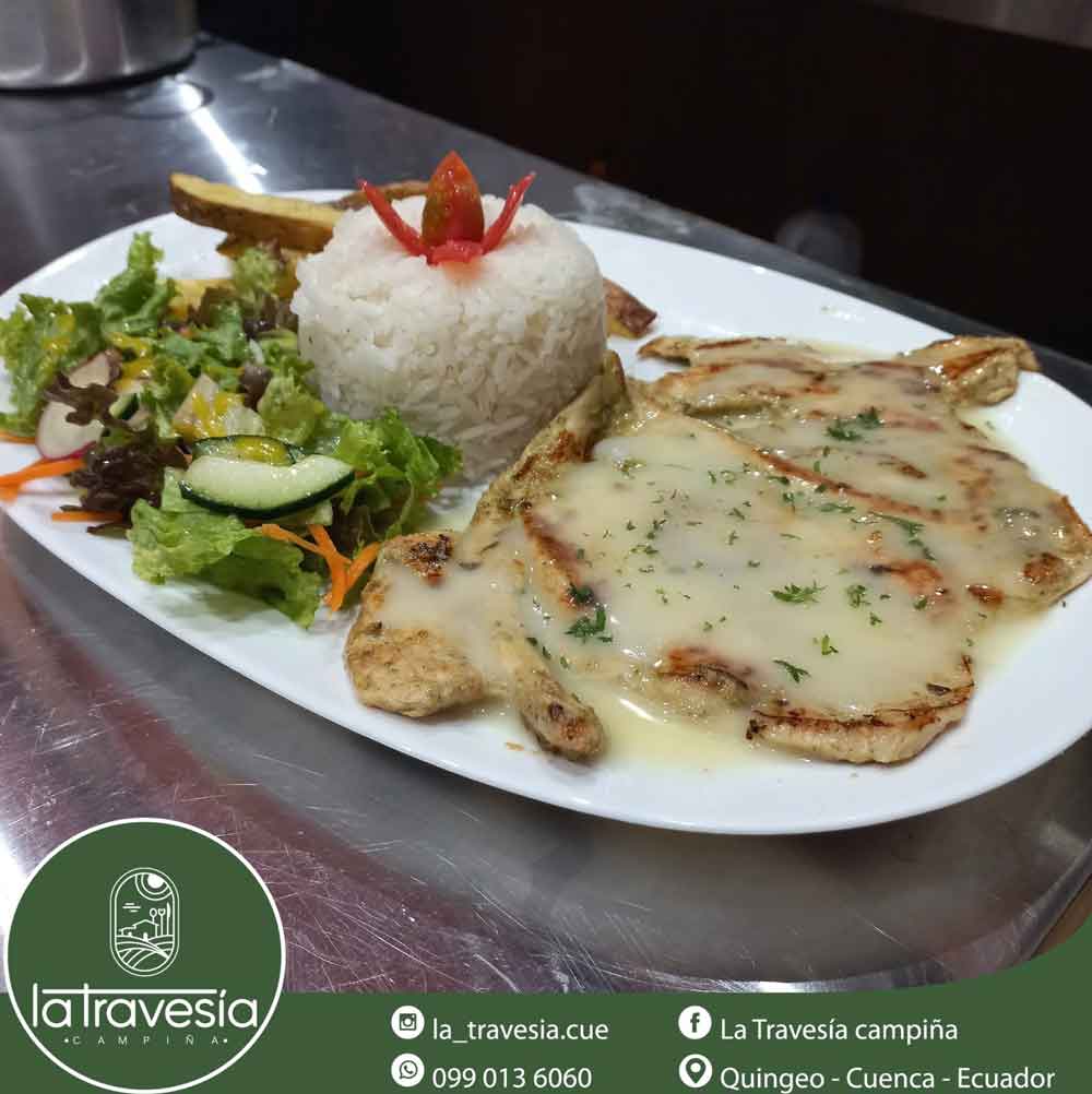 Filete de pollo con arroz y ensalada