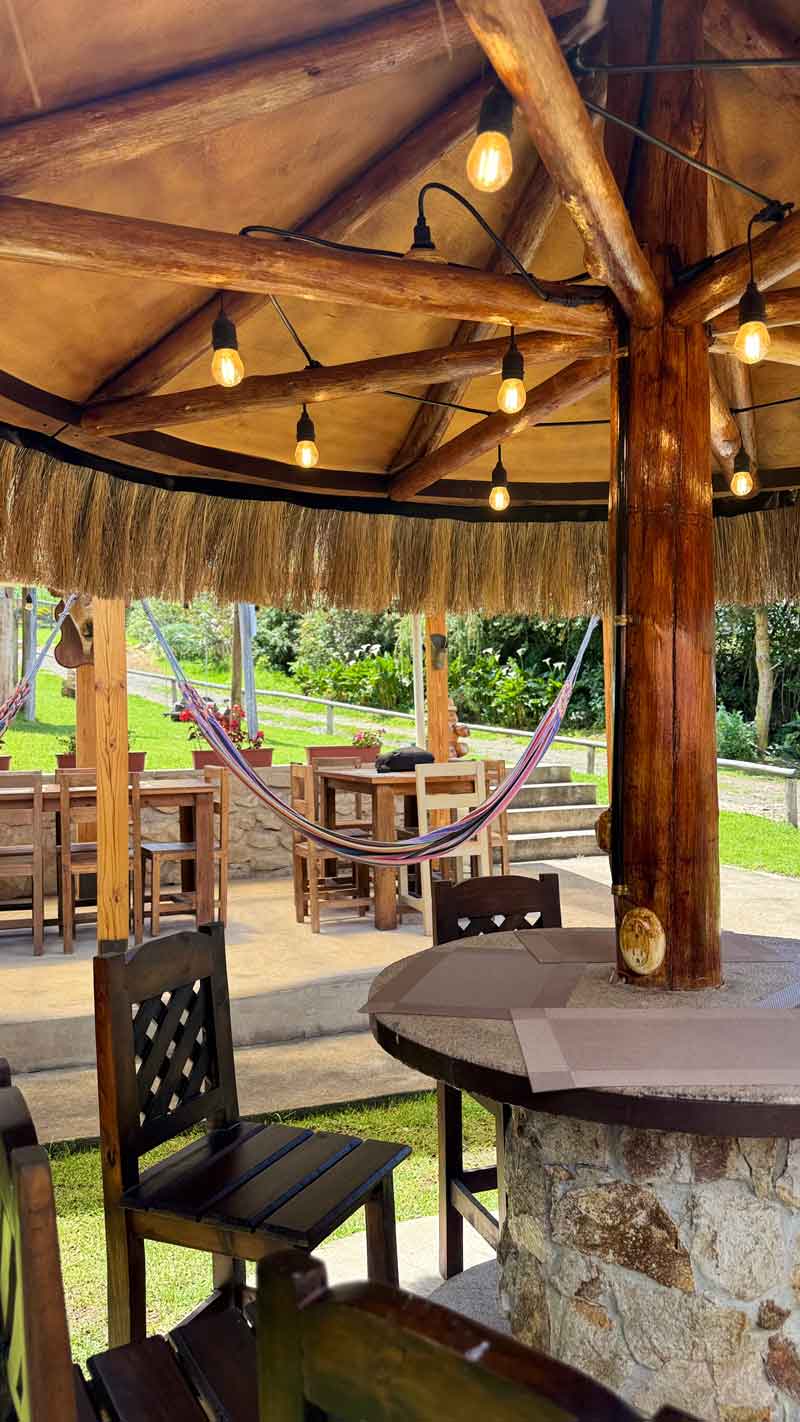 Kiosco con techo de paja y hamacas