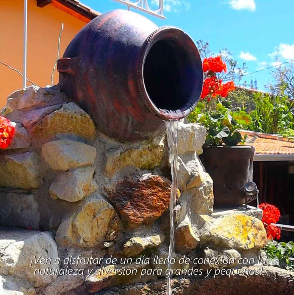 Pileta de piedra y flores en el jardín
